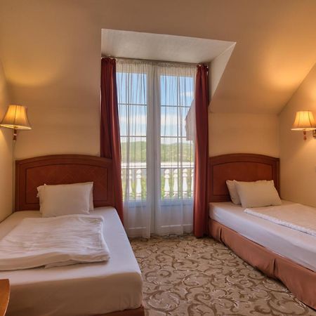 Hotel Bellevue إسترغوم المظهر الخارجي الصورة
