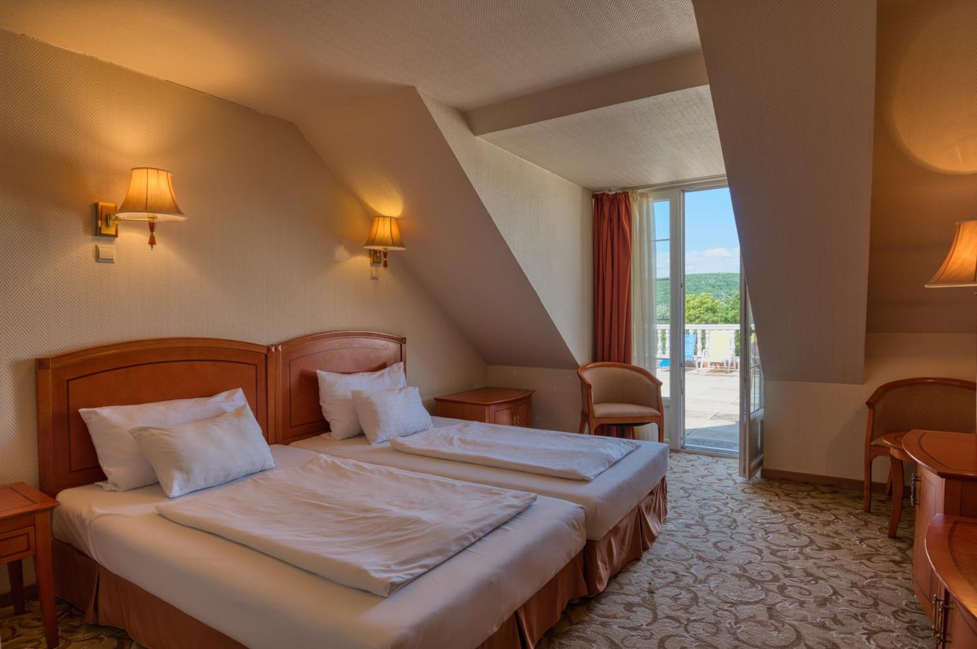 Hotel Bellevue إسترغوم المظهر الخارجي الصورة