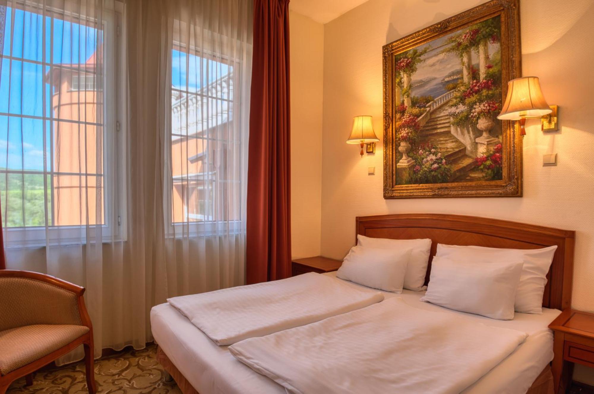 Hotel Bellevue إسترغوم المظهر الخارجي الصورة