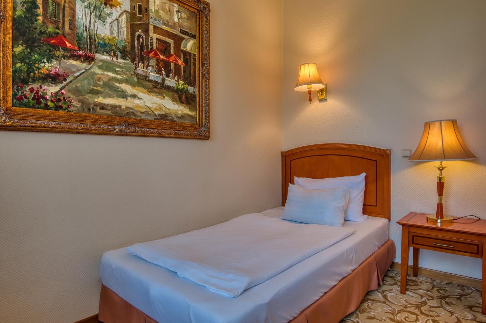 Hotel Bellevue إسترغوم الغرفة الصورة