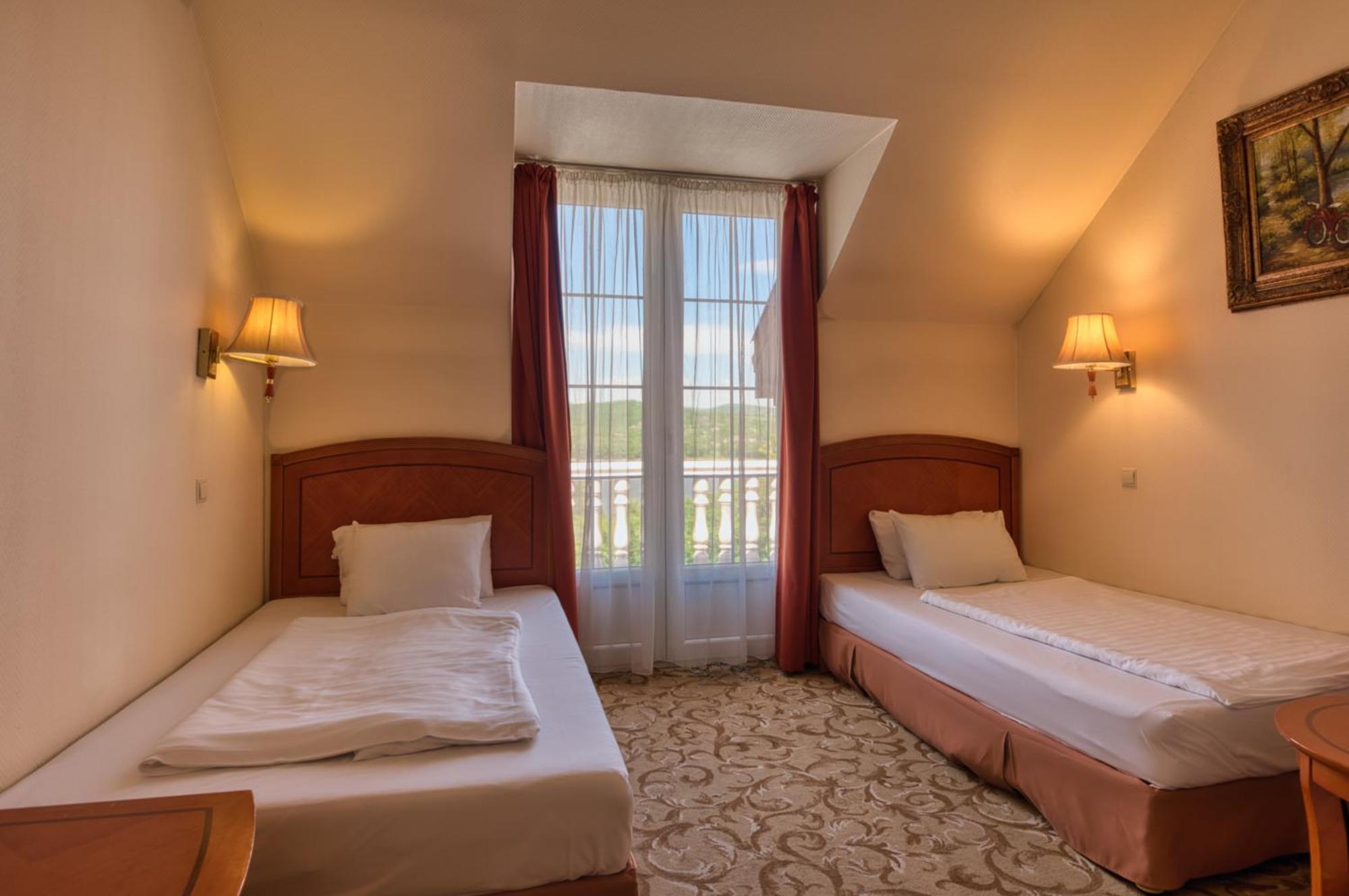 Hotel Bellevue إسترغوم المظهر الخارجي الصورة