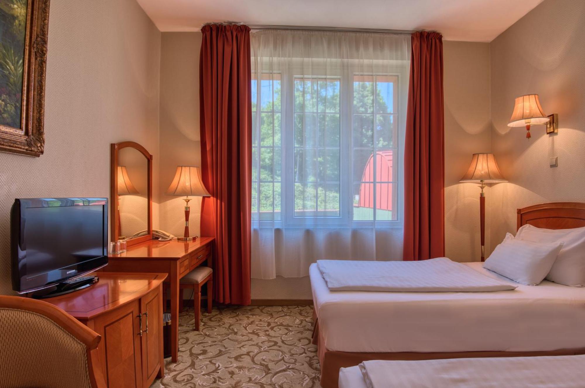 Hotel Bellevue إسترغوم المظهر الخارجي الصورة