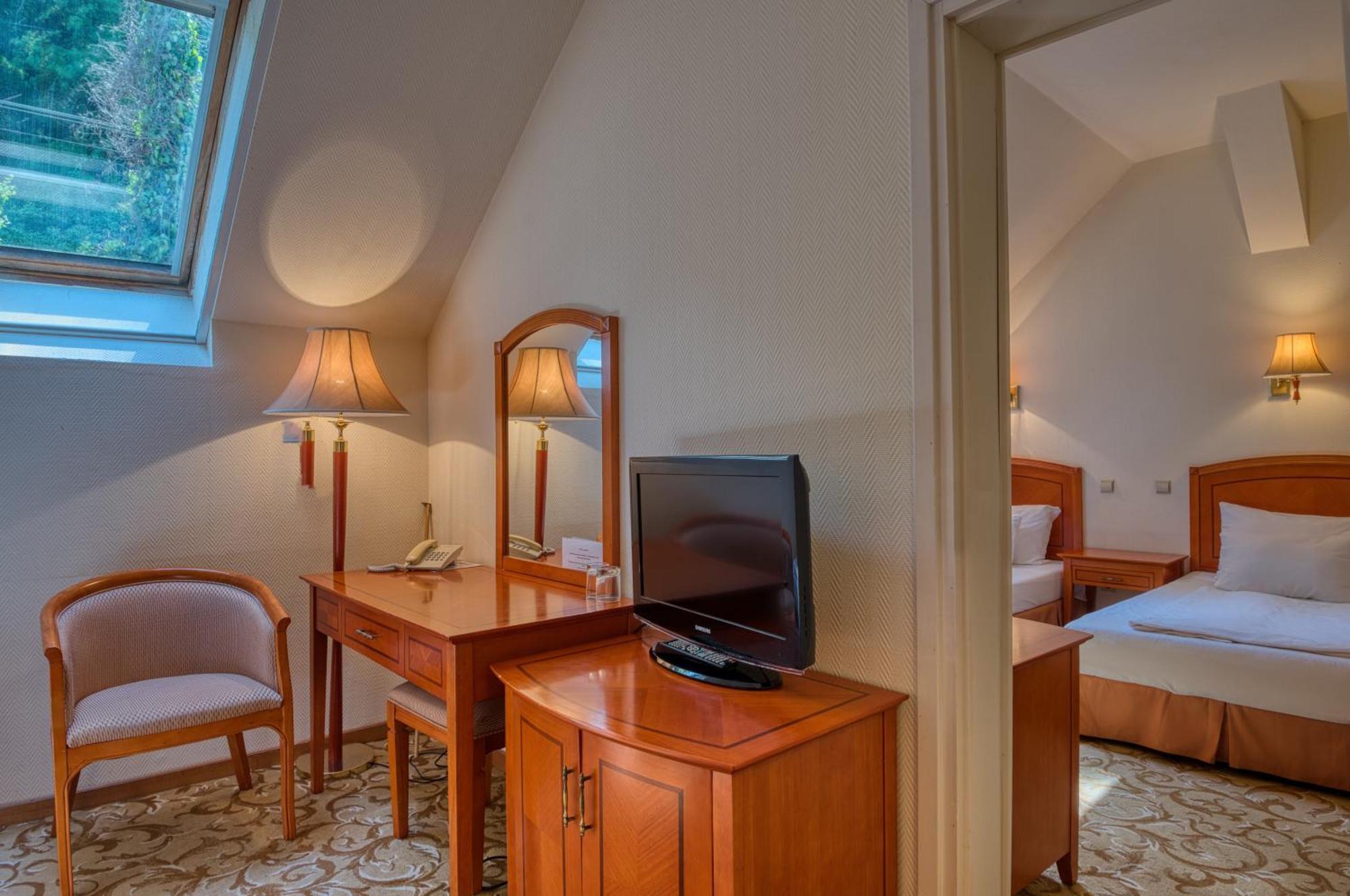 Hotel Bellevue إسترغوم الغرفة الصورة