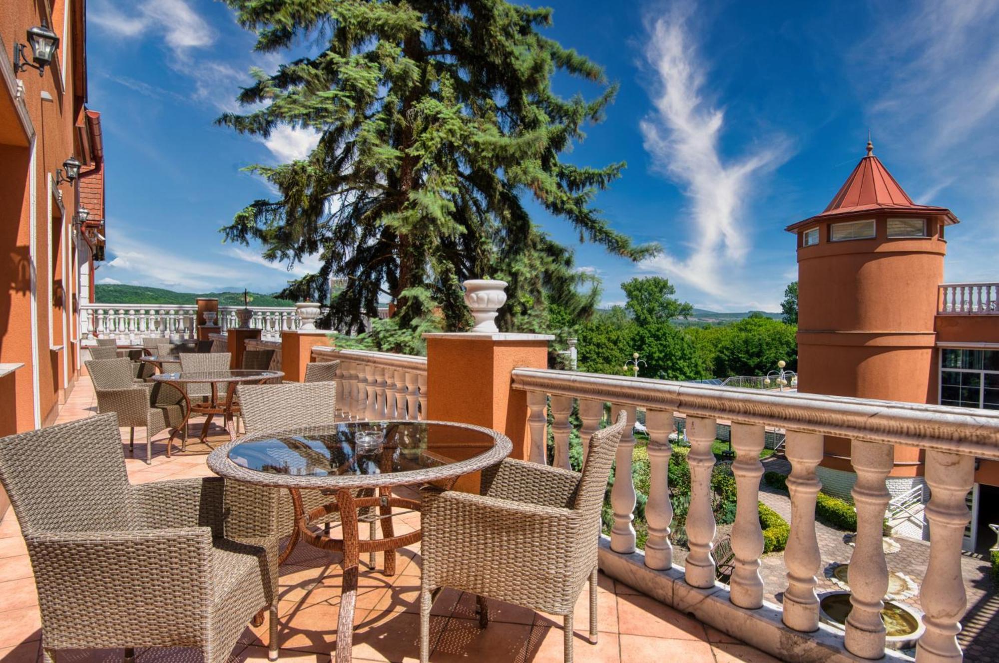 Hotel Bellevue إسترغوم المظهر الخارجي الصورة