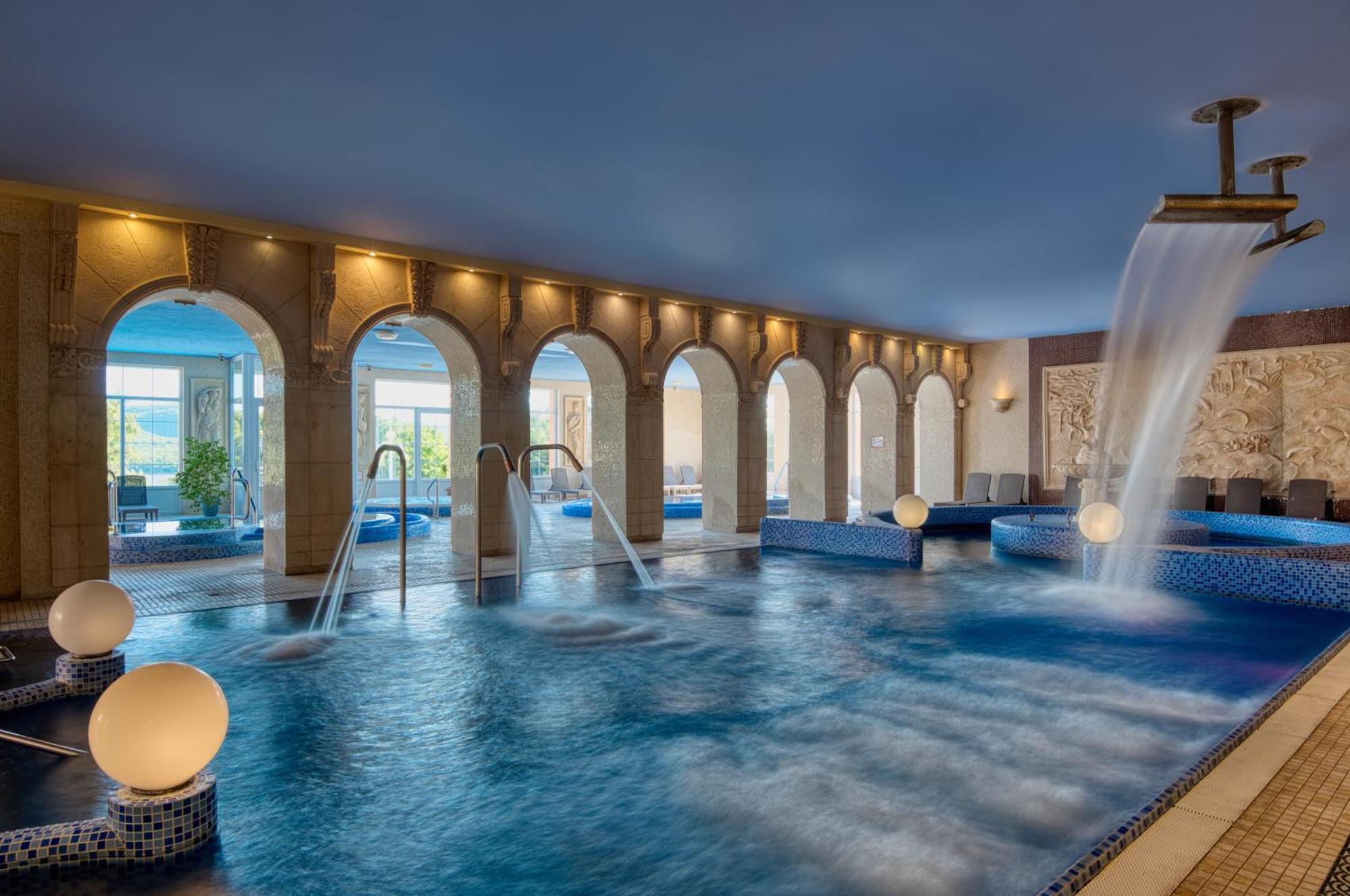 Hotel Bellevue إسترغوم المظهر الخارجي الصورة